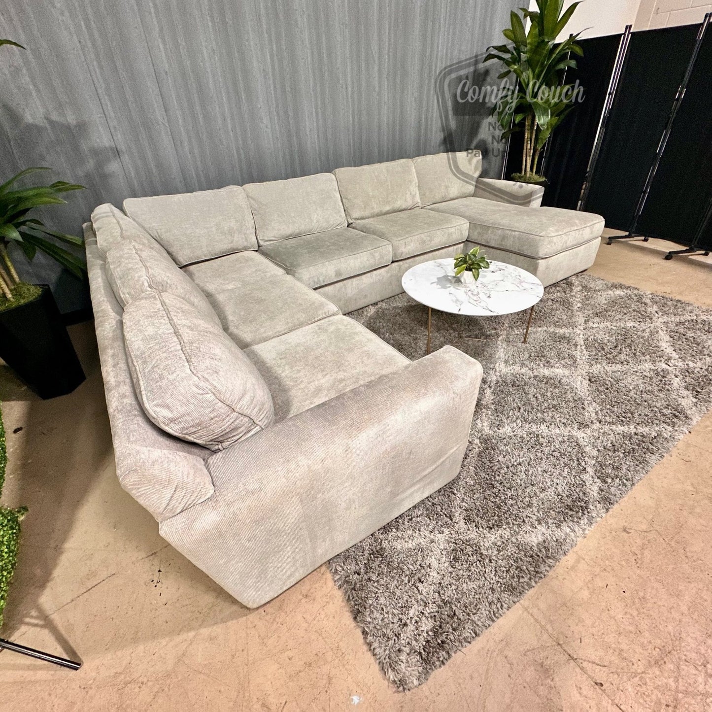🛋️Large High Quality Ushaped Sectional (Delivery Available!! )
