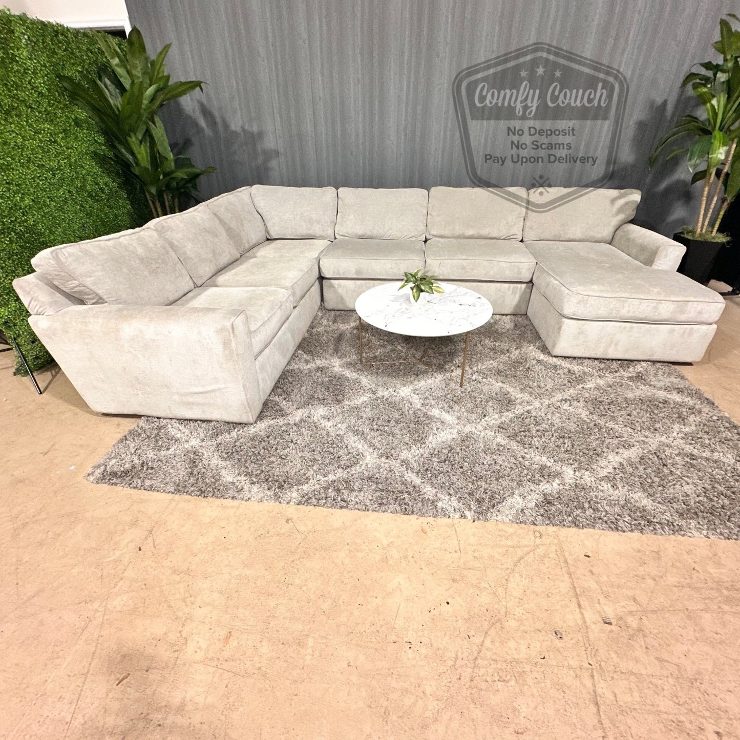 🛋️Large High Quality Ushaped Sectional (Delivery Available!! )