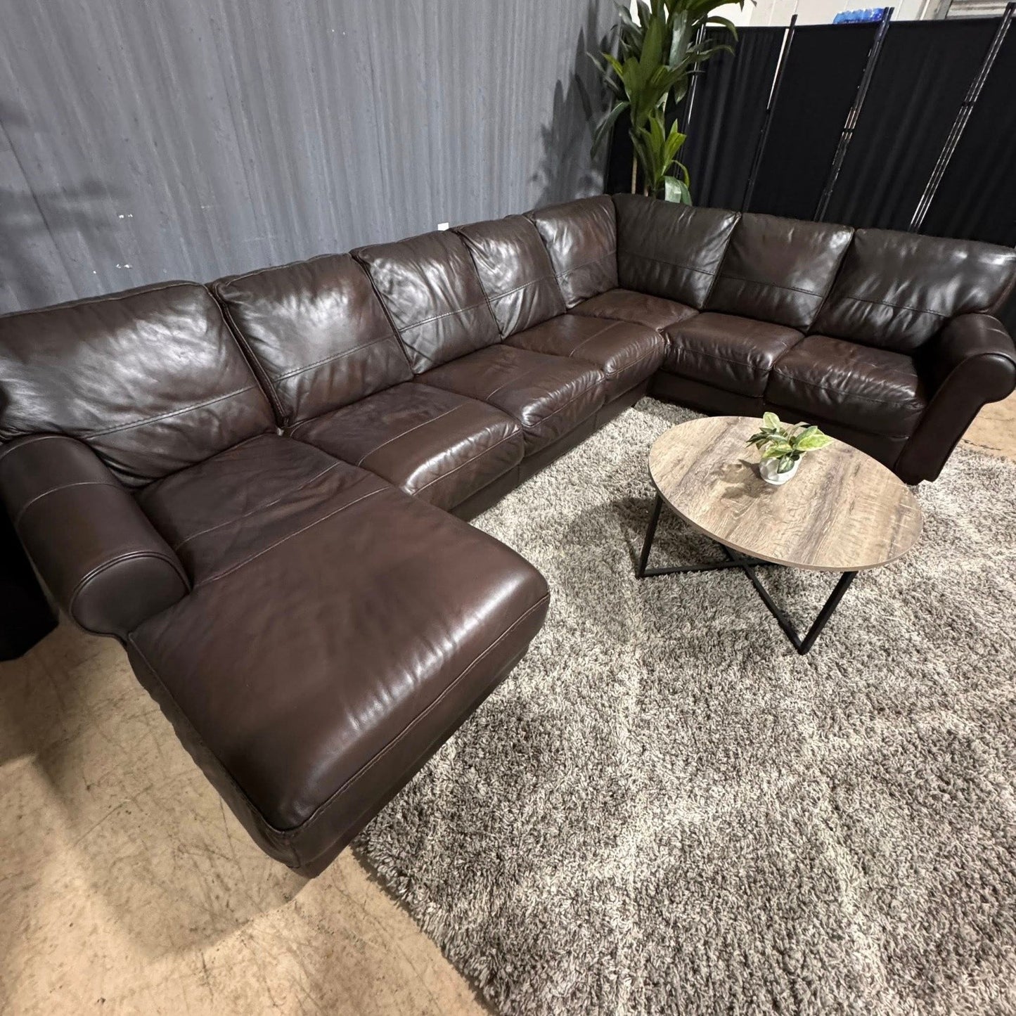 🛋️ Genuine Leather Ushaped Sectional Sofa (Delivery Available!! )