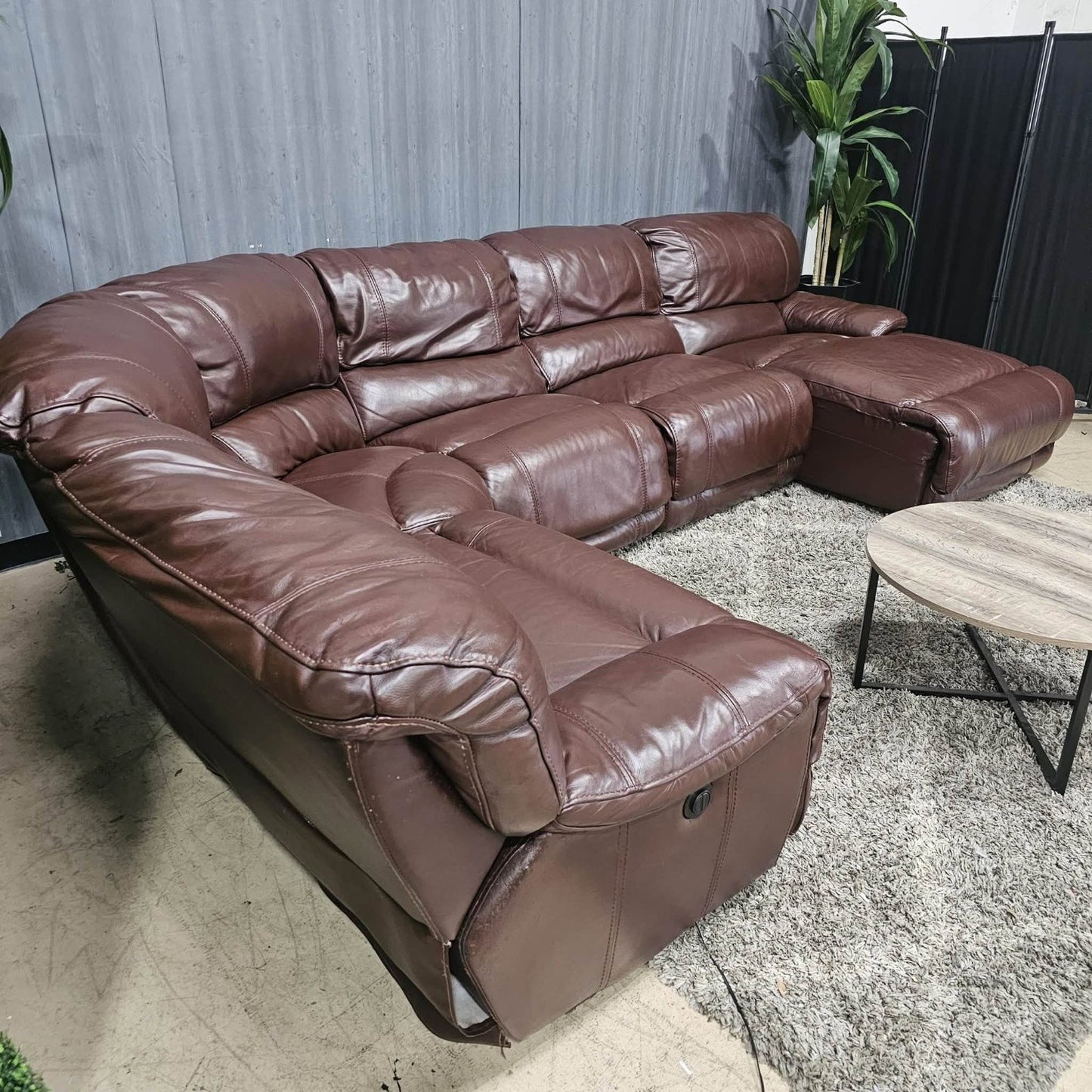 Leather Ushaped Reclining Sectional Sofa (Delivery Available!! )