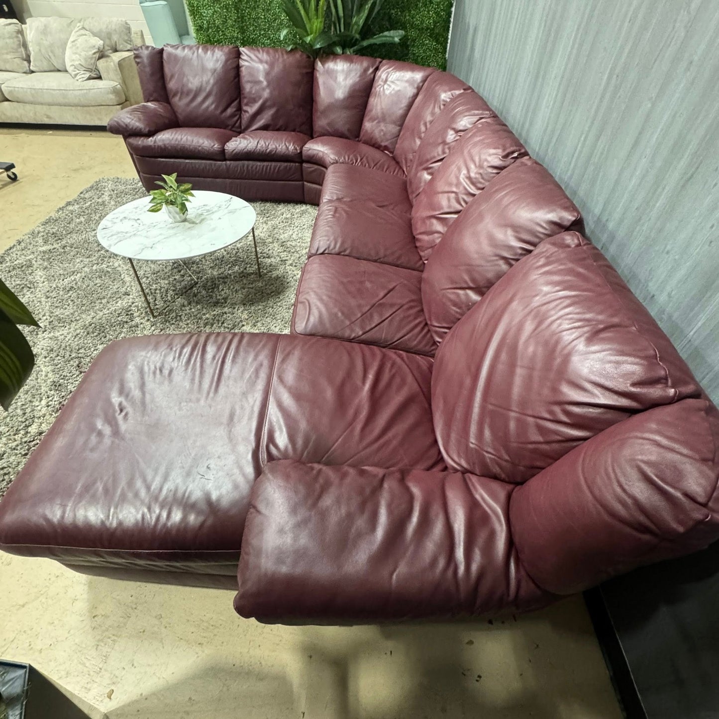 🛋️Beautiful Natuzzi Ushaped Sectional (Delivery Available!! )
