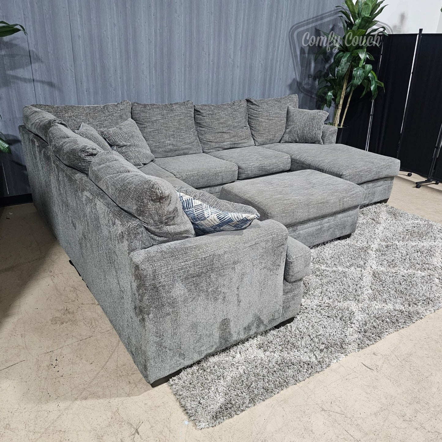 🛋️ Ushaped Sectional w/ pullout bed & Ottoman w/ Storage (Delivery Available!! )