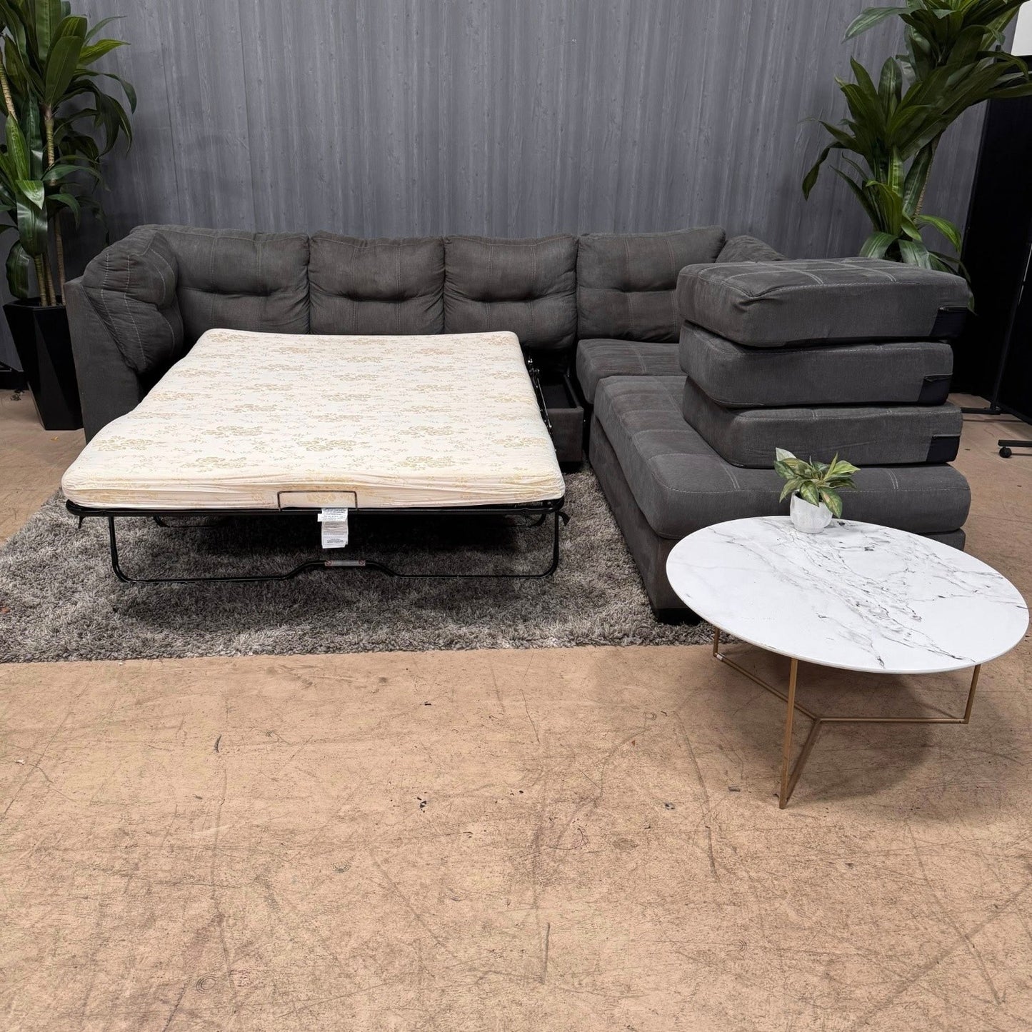 🛋️Ashley’s Pitkin Sectional sofa w/ Pullout bed (Delivery Available!! )