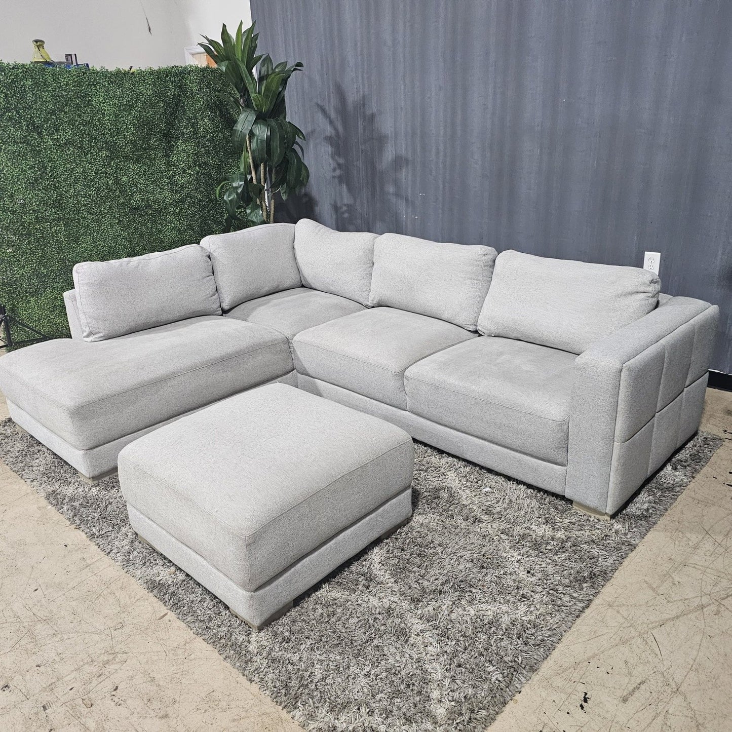 🛋️ Light Gray Sectional Sofa & Ottoman (Delivery Available!! )