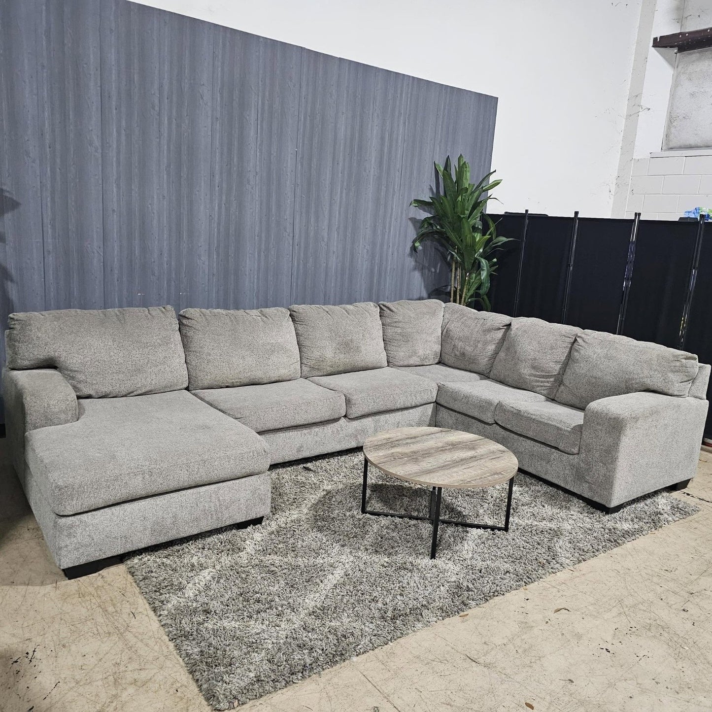 🛋️ Large Ushaped Sectional Sofa (Delivery Available!! )
