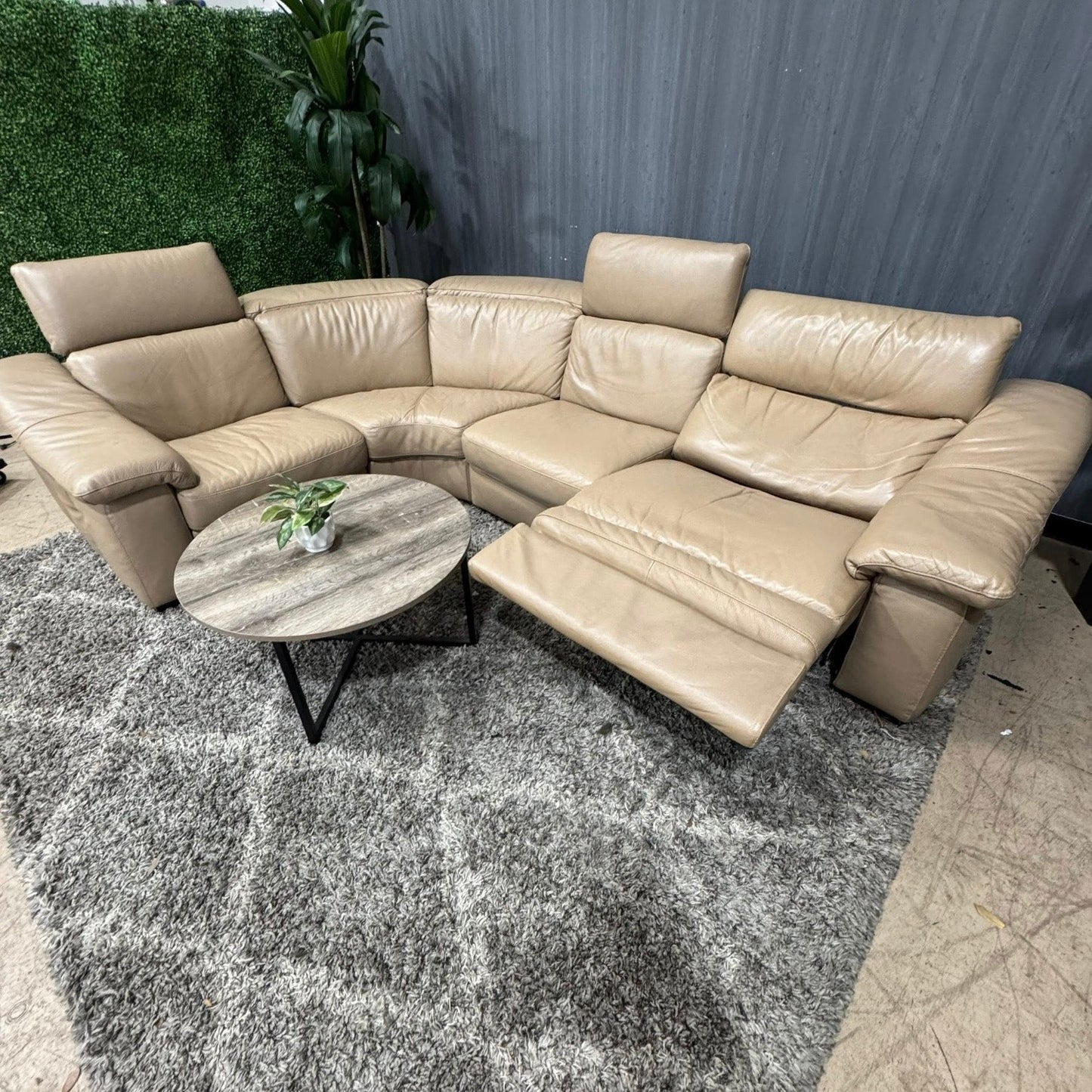 🛋️ Beige Natuzzi Sectional w/1 Recliner (Delivery Available!! )