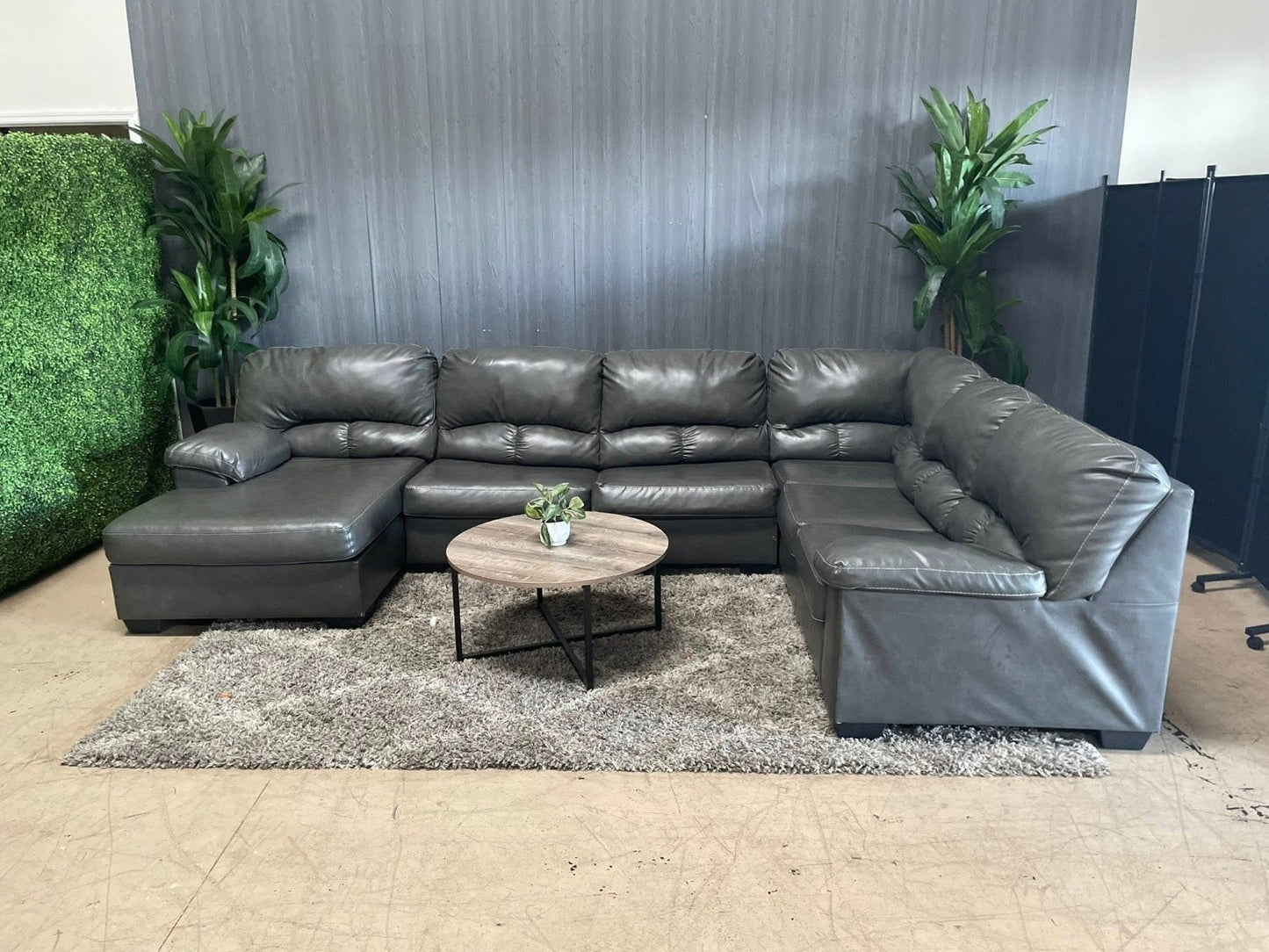 🛋️ Ashleys Leather Ushaped Sectional (Delivery Available!! )