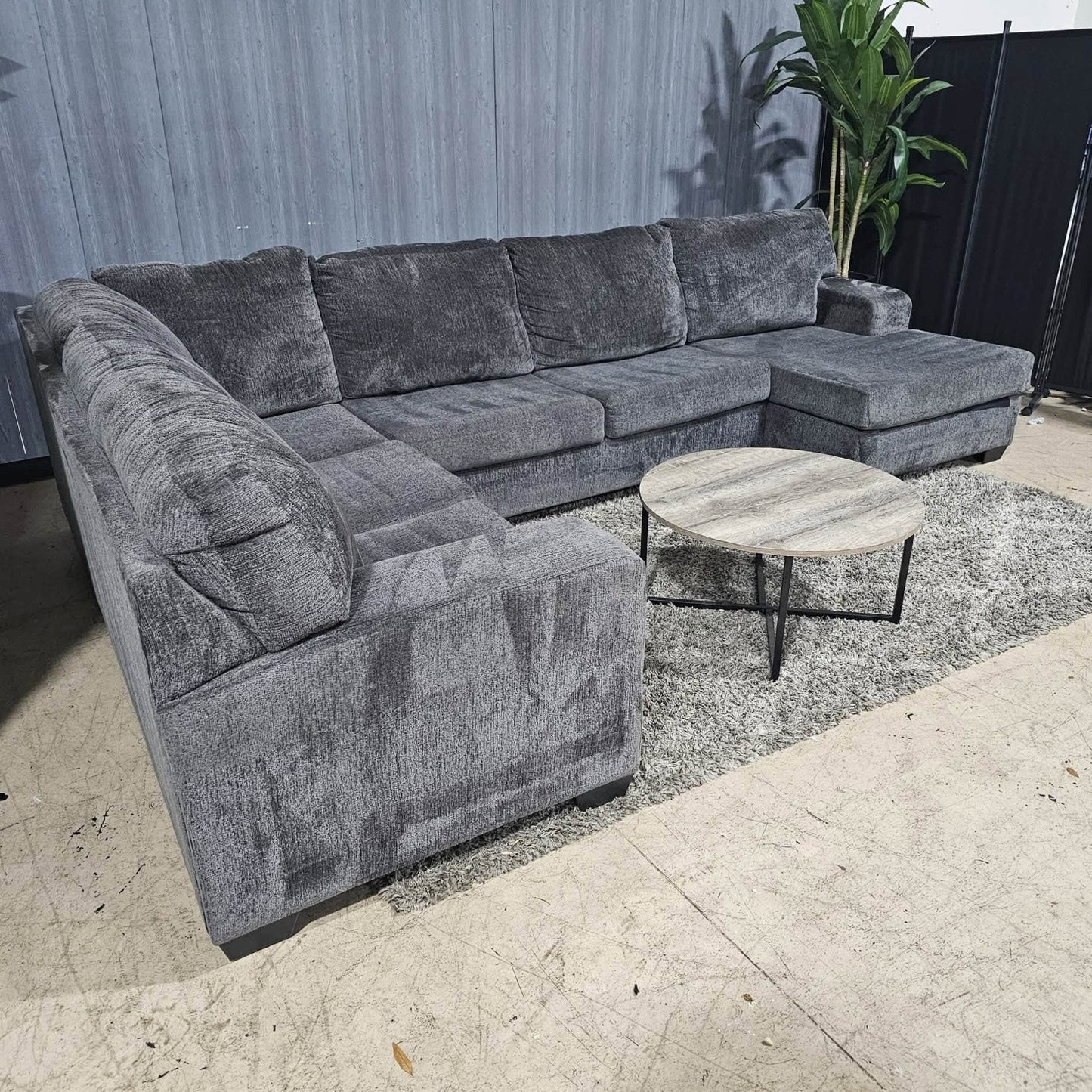 🛋️ Large Ushaped Sectional Sofa (Delivery Available!! )