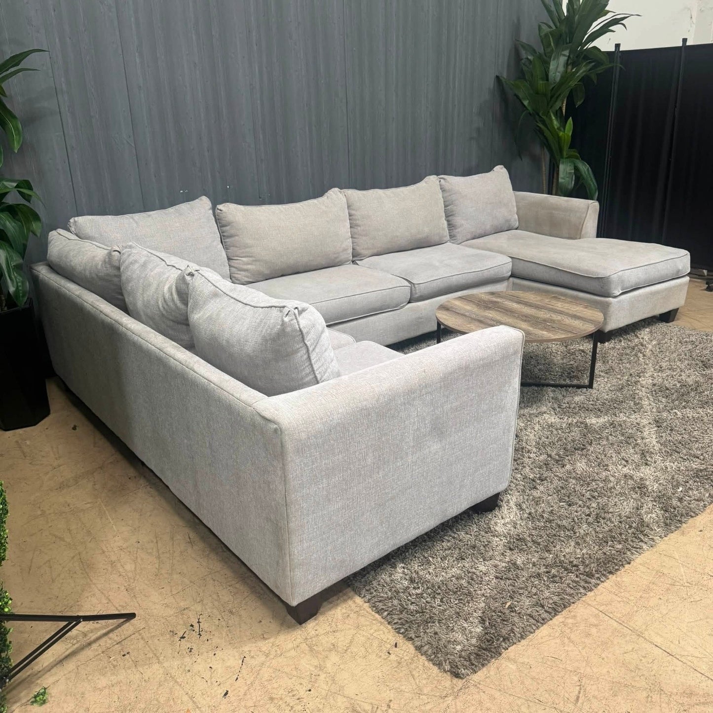 🛋️ Large Gray Ushaped Sectional Sofa (Delivery Available!! )
