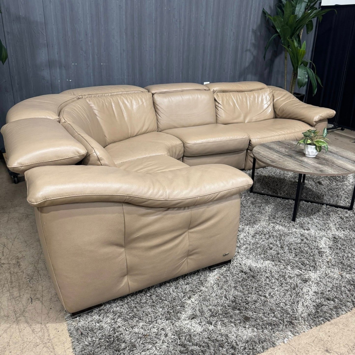 🛋️ Beige Natuzzi Sectional w/1 Recliner (Delivery Available!! )