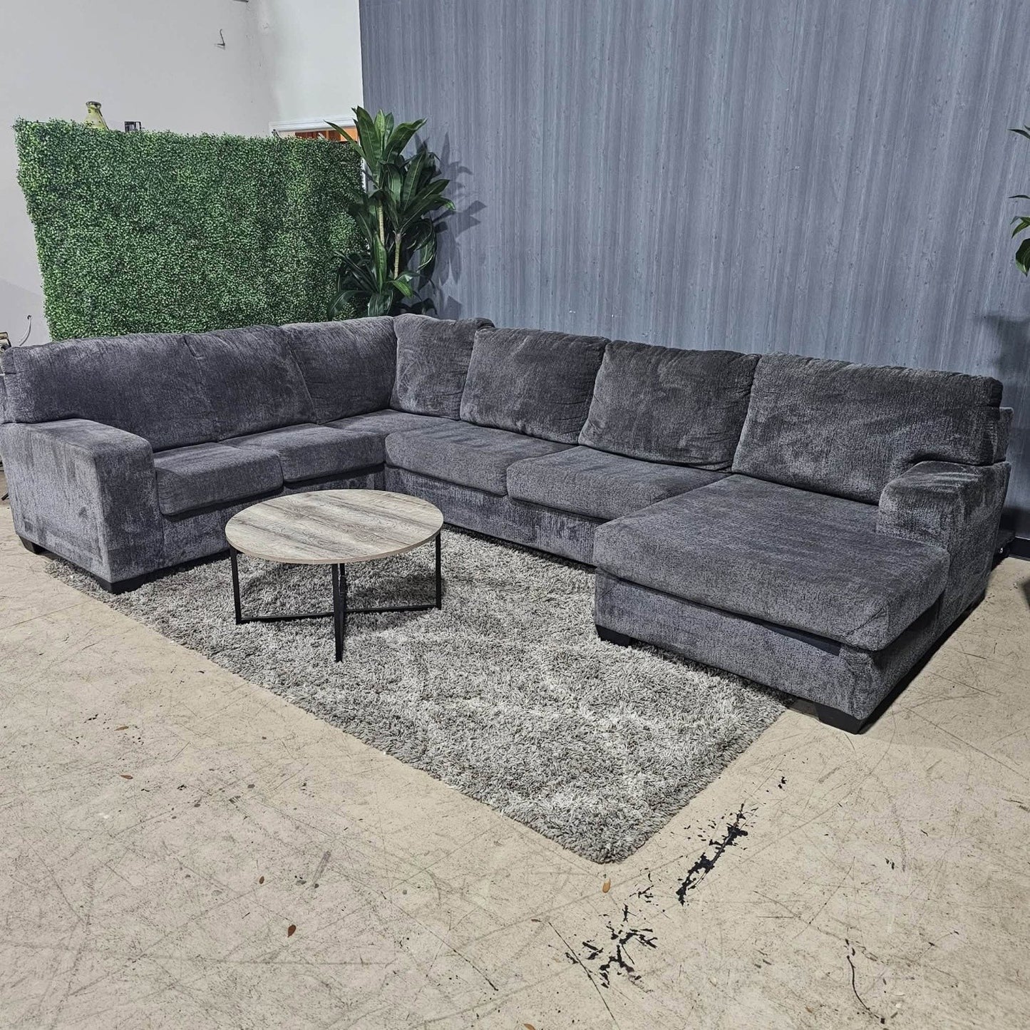 🛋️ Large Ushaped Sectional Sofa (Delivery Available!! )