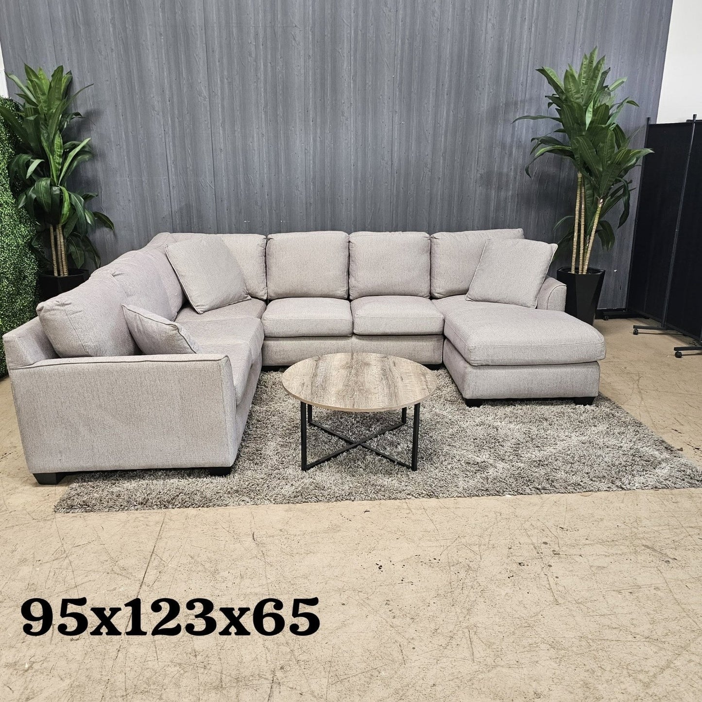 🛋️ Large Ushaped Sectional Sofa (Delivery Available!! )
