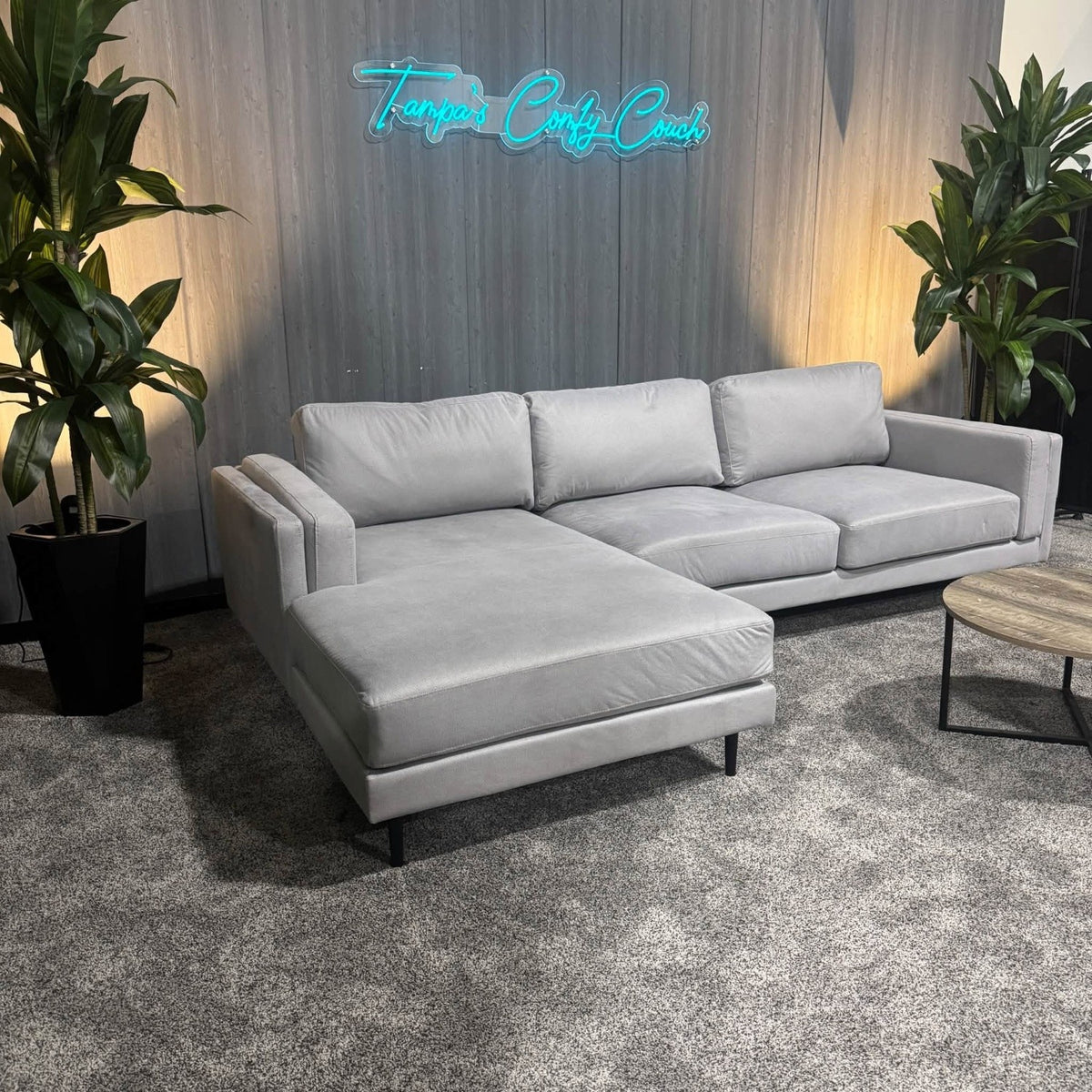 American Signature - West End Sectional w/Chaise (Delivery Available!! )