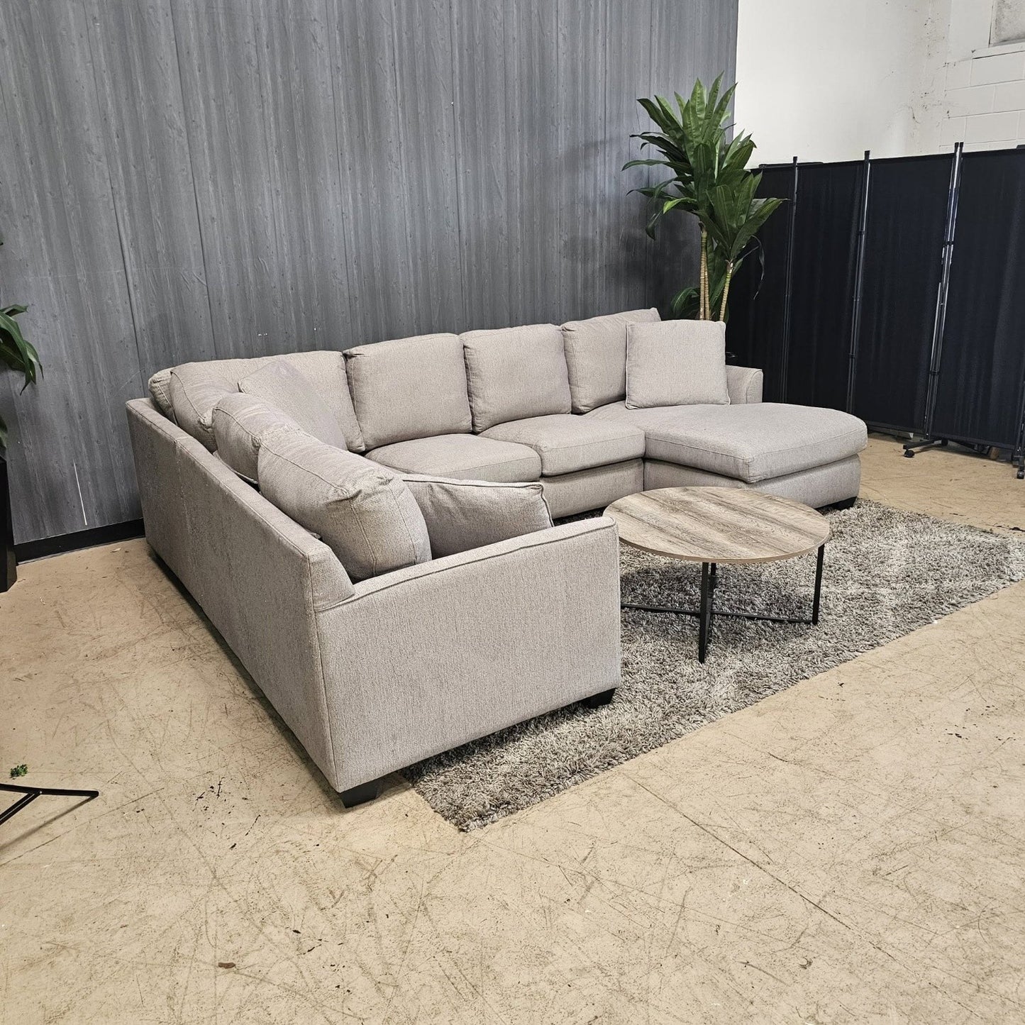 🛋️ Large Ushaped Sectional Sofa (Delivery Available!! )