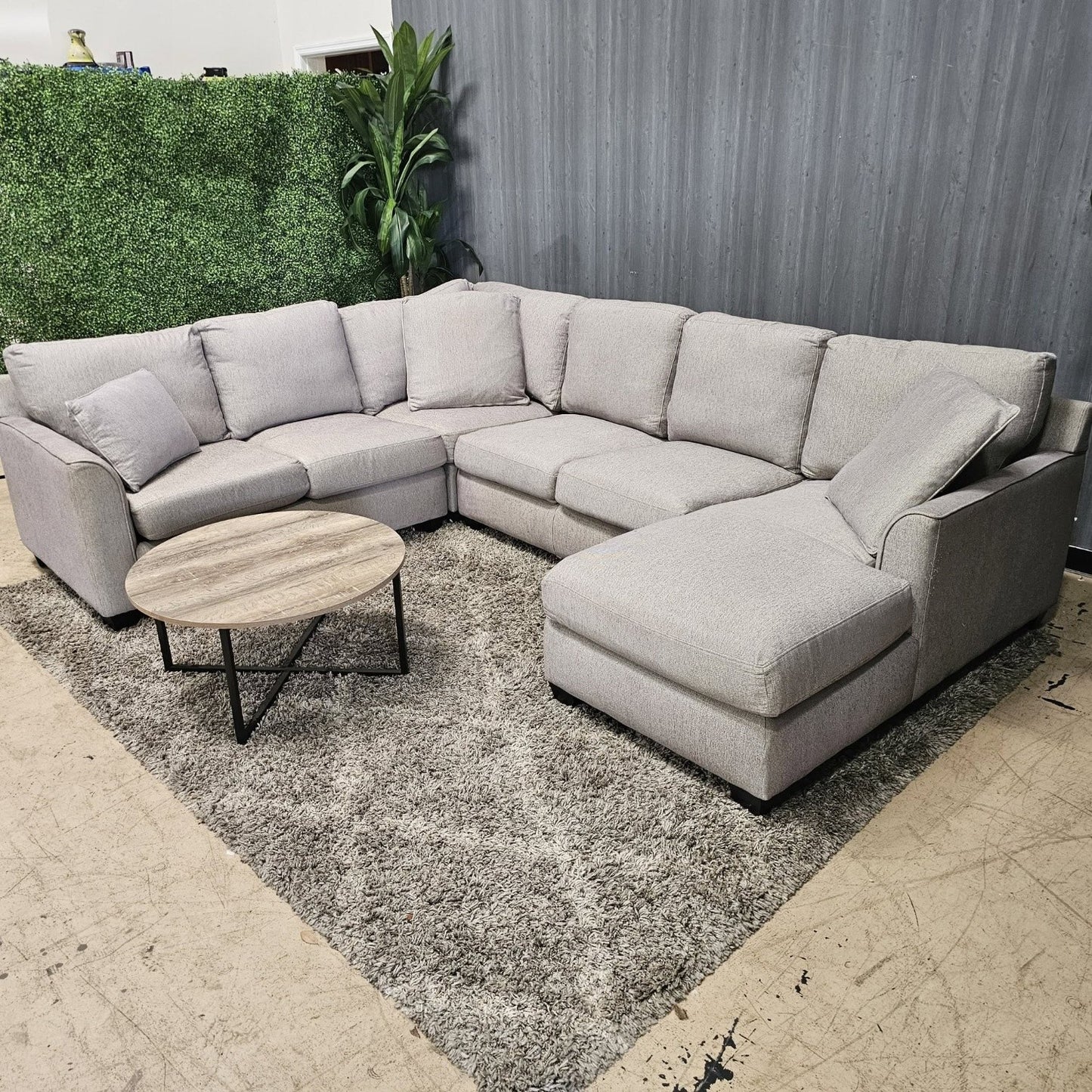 🛋️ Large Ushaped Sectional Sofa (Delivery Available!! )