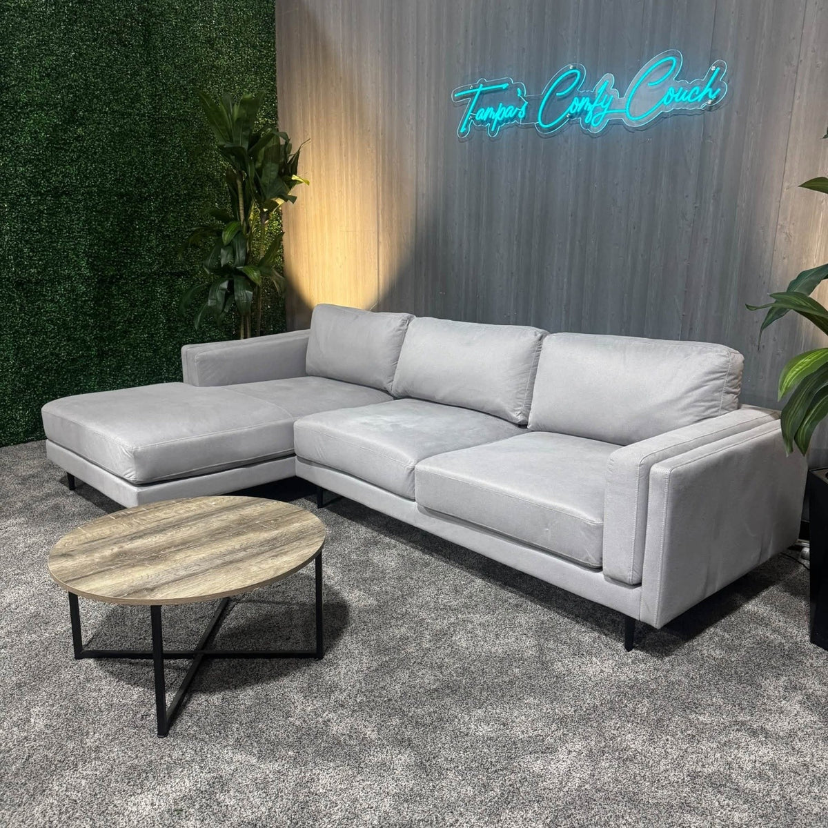 American Signature - West End Sectional w/Chaise (Delivery Available!! )