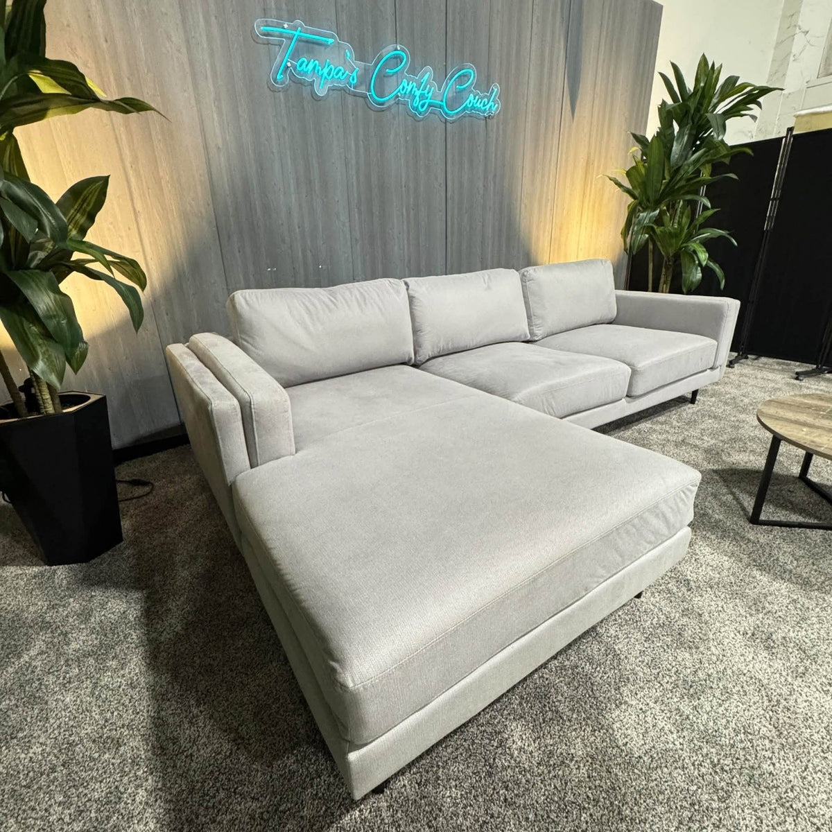 American Signature - West End Sectional w/Chaise (Delivery Available!! )