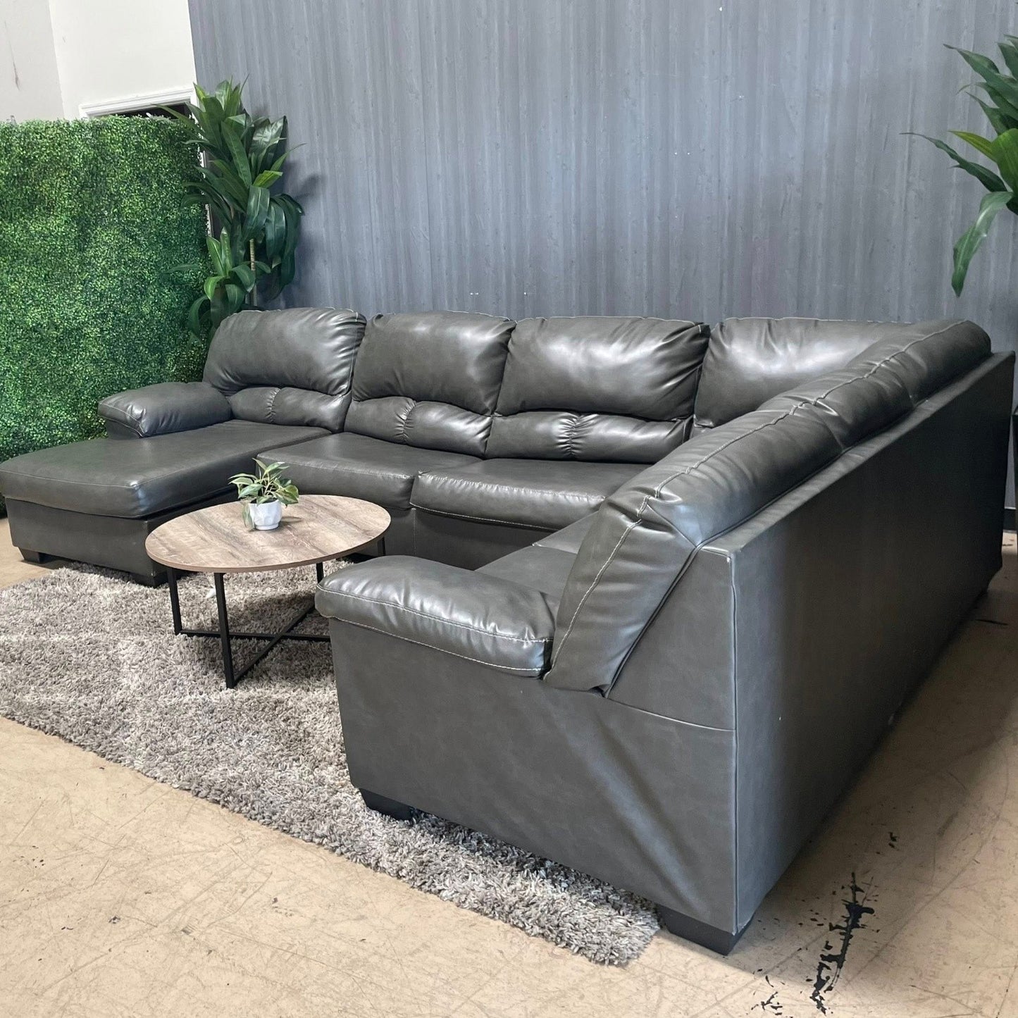 🛋️ Ashleys Leather Ushaped Sectional (Delivery Available!! )