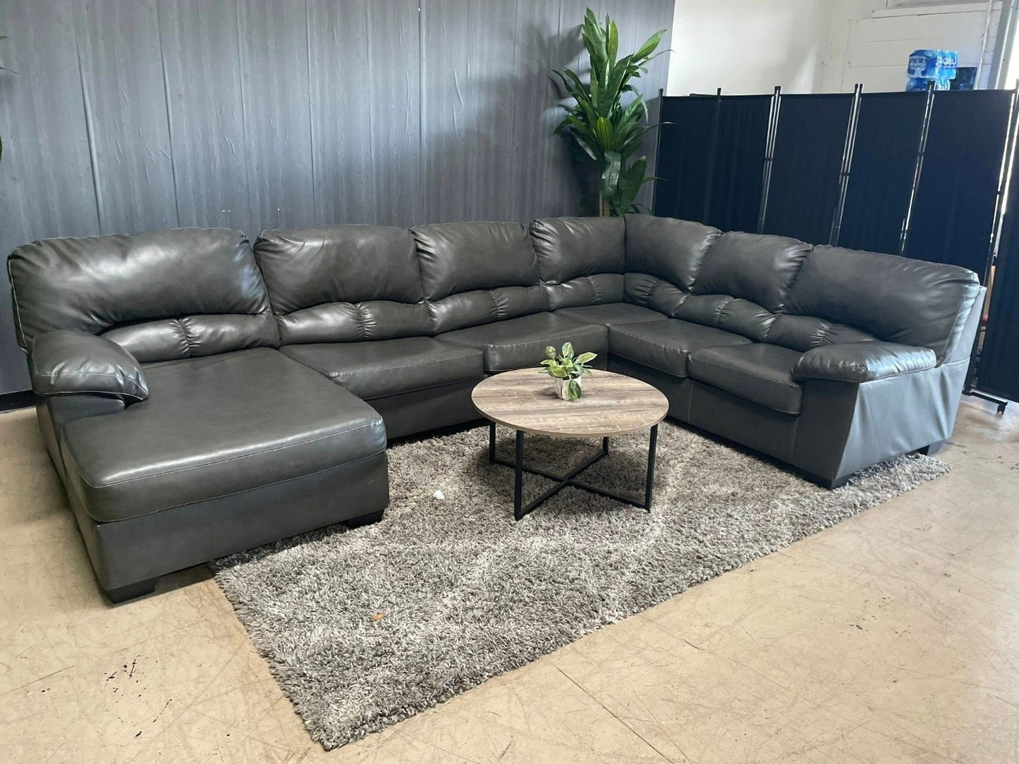 🛋️ Ashleys Leather Ushaped Sectional (Delivery Available!! )