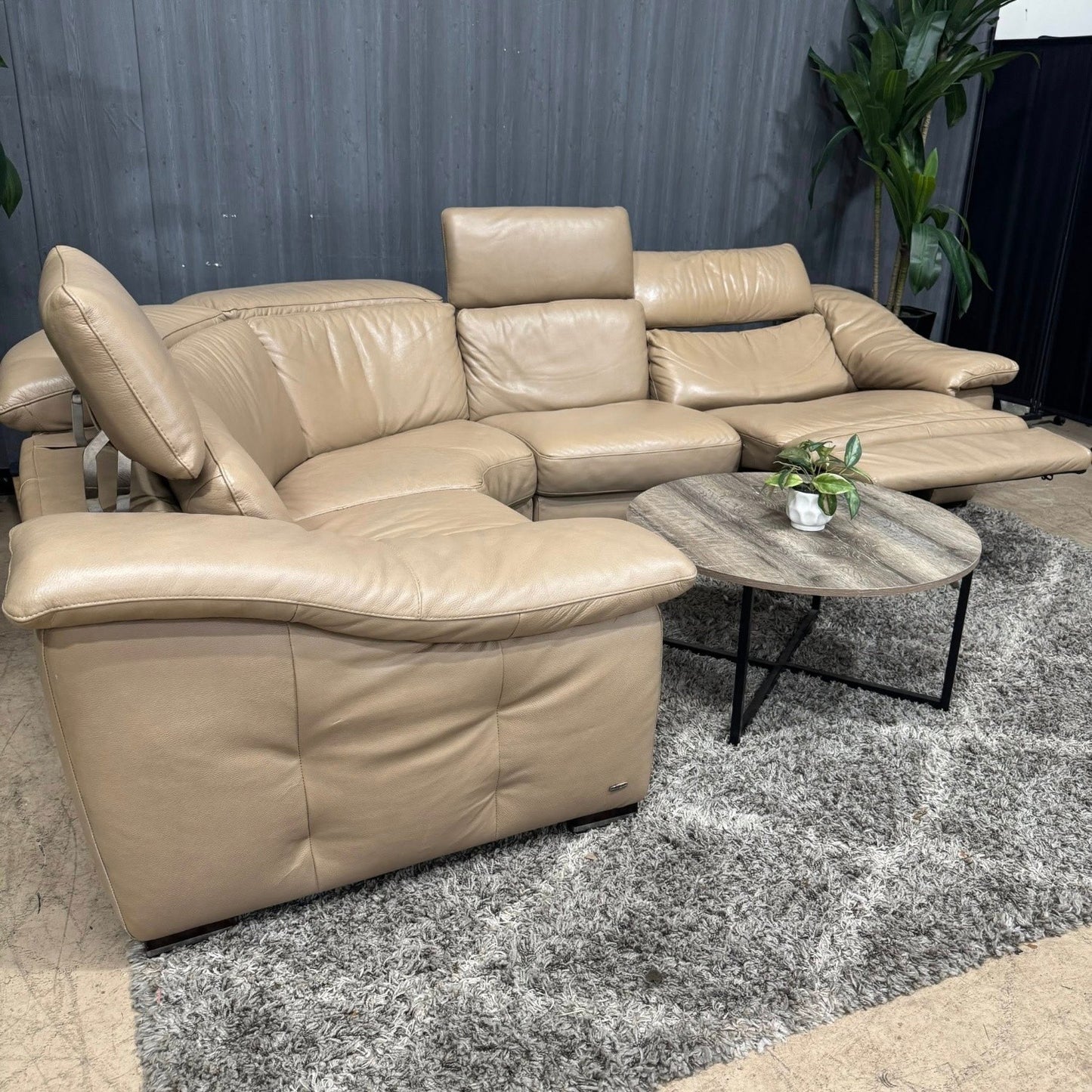 🛋️ Beige Natuzzi Sectional w/1 Recliner (Delivery Available!! )