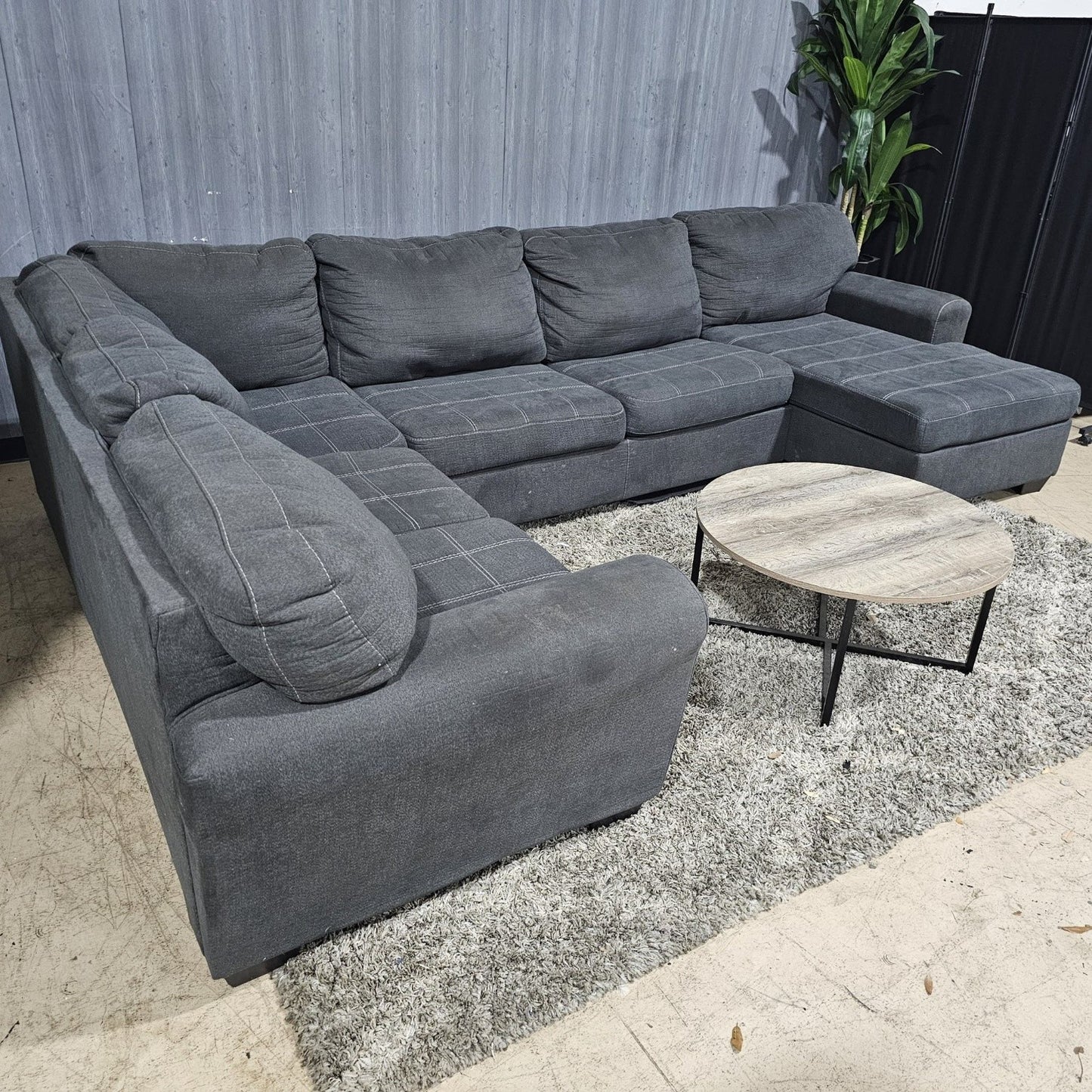 🛋️ Large Charcoal Ushaoed Sectional (Delivery Available!! )